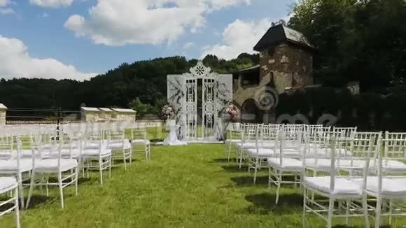 绿色公园的自然婚礼装饰婚礼与滑块运动婚礼拱门和鲜花视频的预览图