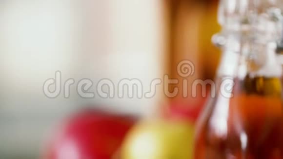 从瓶子到玻璃的苹果汁视频的预览图