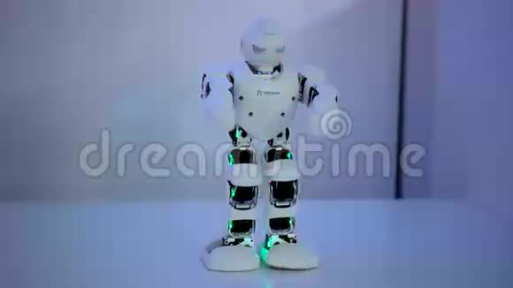 机器人在灯光下跳舞视频的预览图