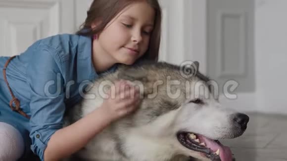 幸福家犬与微笑儿童的友谊或爱宠物动物视频的预览图