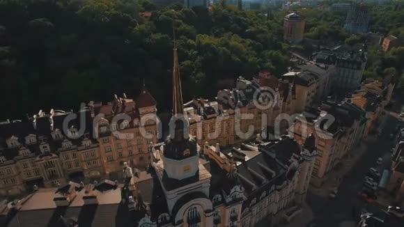 4K老窄的欧洲街道上有一个尖塔围绕着房子的屋顶移动视频的预览图