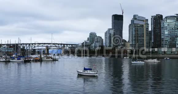 不列颠哥伦比亚省温哥华的桥和摩天大楼视频的预览图