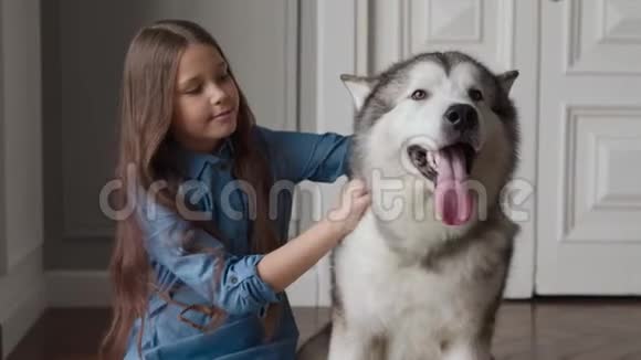 幸福的家庭狗和微笑的孩子的友谊或爱宠物的动物视频的预览图