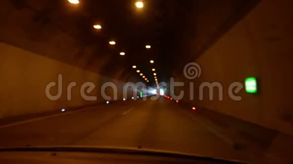 穿过隧道这条路在地下视频的预览图