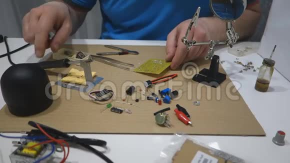 一个人的手焊锡修理视频的预览图
