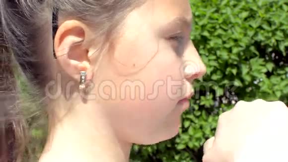 一个女孩把塑料瓶里的水收起来视频的预览图