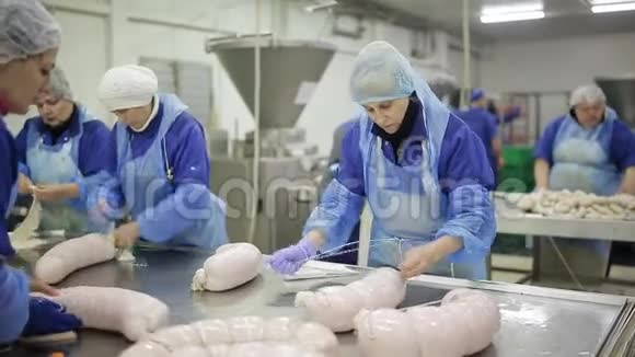肉类加工厂的工人生产香肠视频的预览图