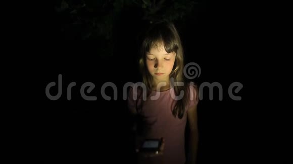 吓坏了的小女孩尖叫着求救试图通过电话给父母孩子迷路了视频的预览图