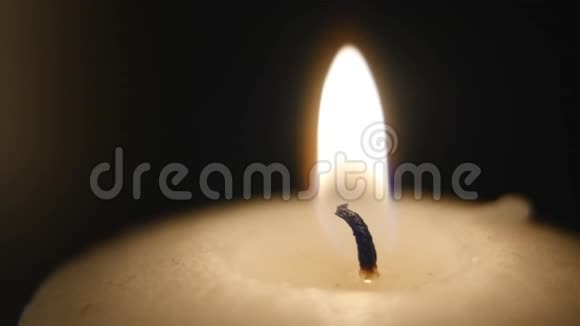 蜡烛吹灭了蜡烛在黑暗中被点燃和熄灭白色蜡烛黑色背景近点视频的预览图