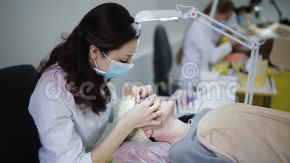 首席美容师为病人准备睫毛升级视频的预览图
