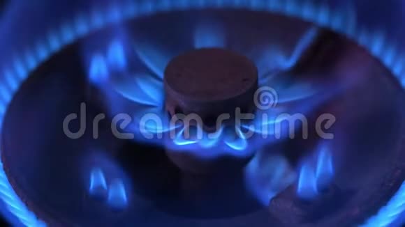 关闭煤气炉燃烧器上蓝色火焰的宏观镜头液态石油气视频的预览图