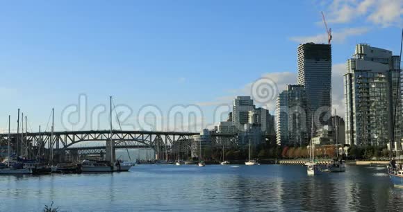 不列颠哥伦比亚省温哥华的摩天大楼和桥梁视频的预览图