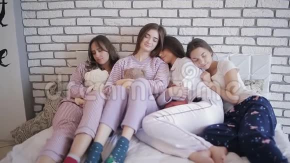 一群穿着睡衣的女孩在派对后睡在床上视频的预览图