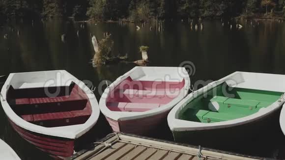 湖上不同颜色的船游客们正在湖上划船罗马尼亚的红湖美丽的湖泊自然视频的预览图