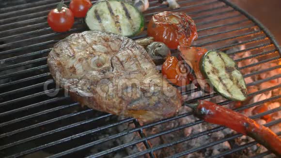 健康的鱼菜用白海鱼在烤架上煎牛排配上装饰的烤菜辣椒视频的预览图