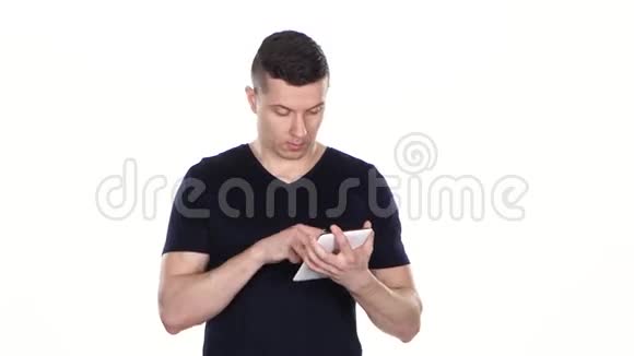 网上购物许多信用卡和平板电脑在男人手中白色的视频的预览图