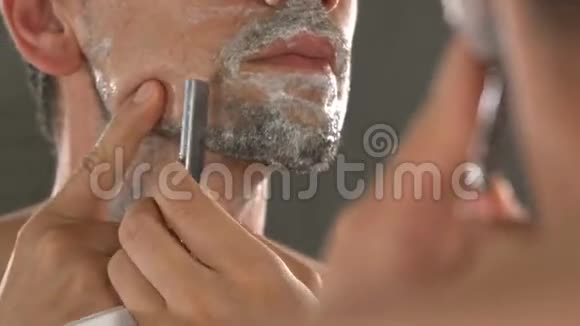 特写男人刮脸视频的预览图