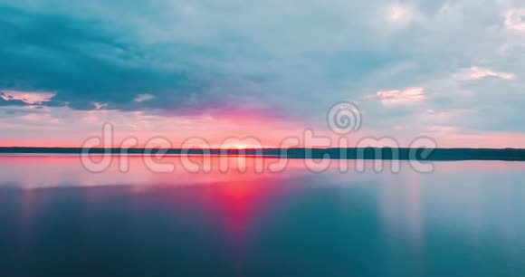 美丽的粉红色日落和北海上空的云彩俄罗斯的黄昏戏剧性的风景海湾视频的预览图