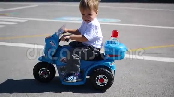 一个骑电动车的孩子视频的预览图
