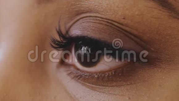 化妆师用铅笔或阴影画完眉毛后把眉毛合上视频的预览图