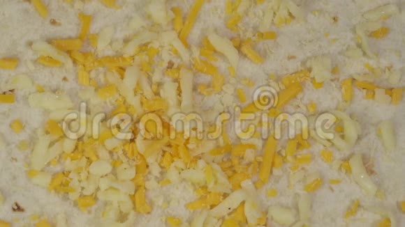生菜和奶酪一起落在玉米饼上视频的预览图