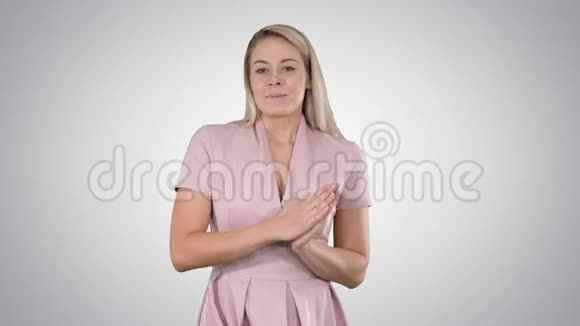 穿粉色衣服的女人在渐变背景下和镜头说话视频的预览图