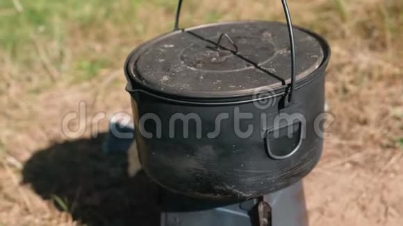户外树林里的金属炉炉上的锅特写镜头视频的预览图
