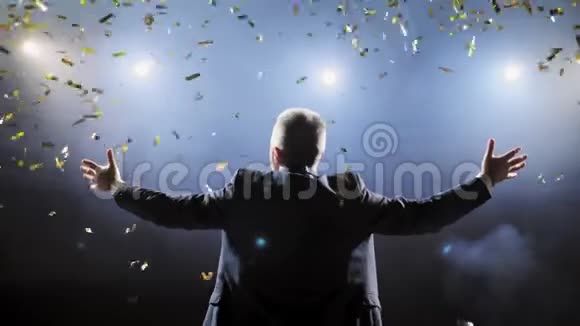 成功的商人举起双臂庆祝他的胜利庆祝成功兴奋青年的低角度视角视频的预览图