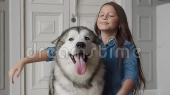 幸福的家庭狗和微笑的孩子的友谊或爱宠物的动物视频的预览图