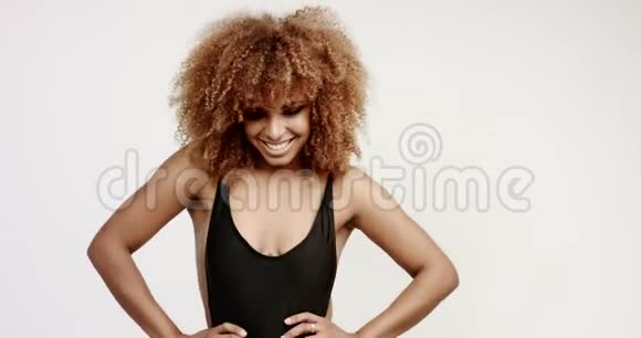 黑色混血女人完美的微笑和大非洲的头发跳舞视频的预览图
