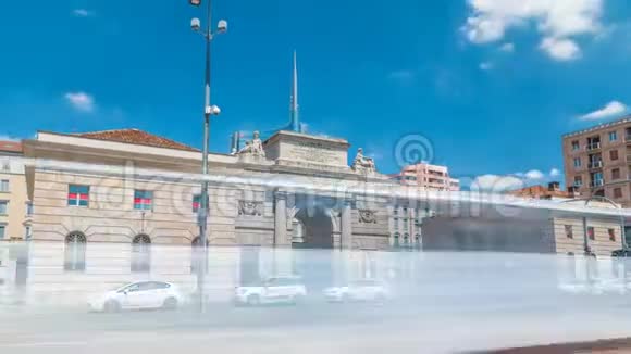 老PortaGaribaldi纪念碑拱时推移超移和现代建筑的PortaGaribaldi在米兰视频的预览图
