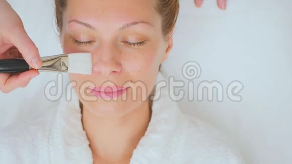 美容师使用面膜视频的预览图