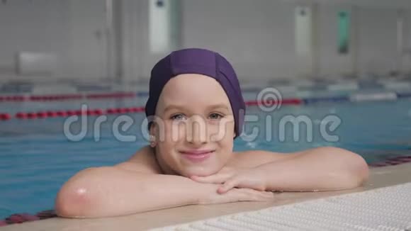 游泳池里的女孩子微笑的孩子过着健康的生活方式热衷于运动视频的预览图