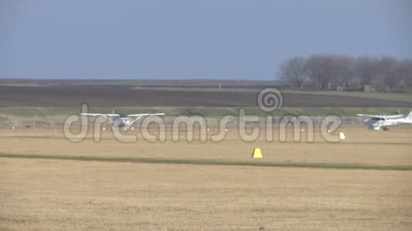 两架小型飞机在机场跑道上起飞视频的预览图