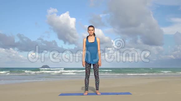 年轻女子在海边练习瑜伽健康活跃的生活方式理念视频的预览图