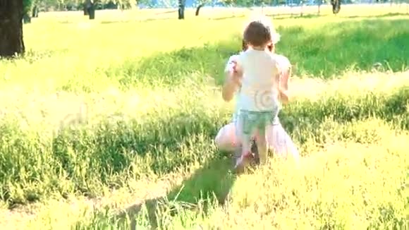 女儿冲进妈妈怀里给了她一个大大的拥抱在公园外面视频的预览图