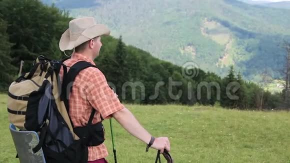 男子背包客在山上徒步旅行视频的预览图