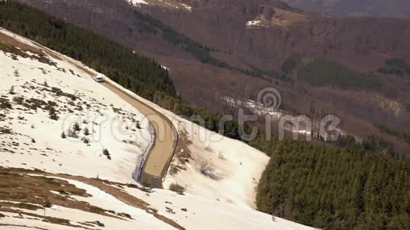在保加利亚巴尔干山区的Beklemeto通行证的窄路上开车春季融雪危险驾驶条件视频的预览图