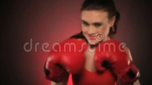 激烈的女拳手挥拳视频的预览图