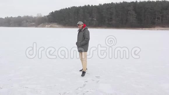 一个来自迪拜的人在雪地森林里冰上行走视频的预览图