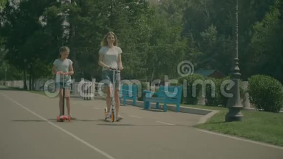 夏日公园欢乐家庭骑踢踏车视频的预览图