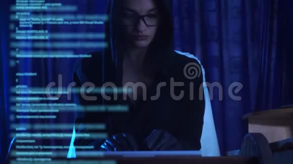 戴眼镜的漂亮女人黑电脑视频的预览图