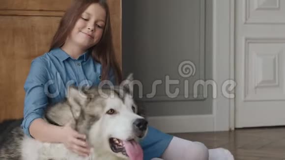 幸福家犬与微笑儿童的友谊或爱宠物动物视频的预览图