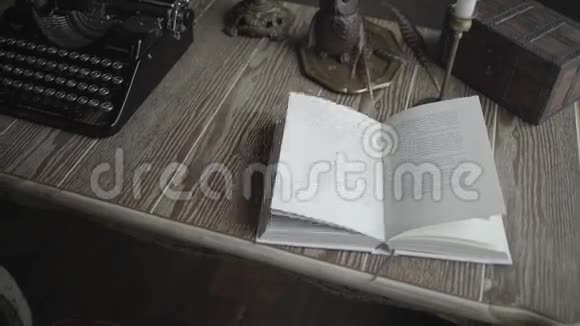 一本打开的书和书桌上的打字机视频的预览图