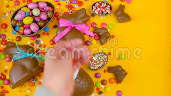 快乐的复活节颓废巧克力背景与复活节彩蛋和糖果视频的预览图
