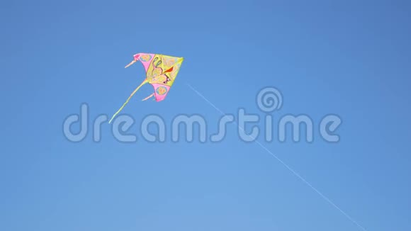 风筝与五颜六色的钉子鲜艳的五彩风筝在天空上欢快地飞舞视频的预览图