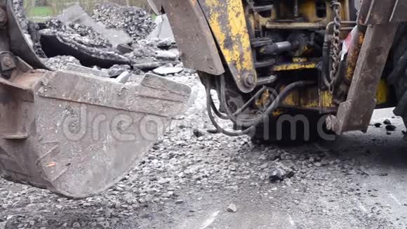 拖拉机站在挖坑附近视频的预览图