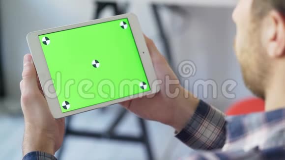 人类使用带有触摸式绿色屏幕浏览的数字平板电脑进行通讯特写视频的预览图