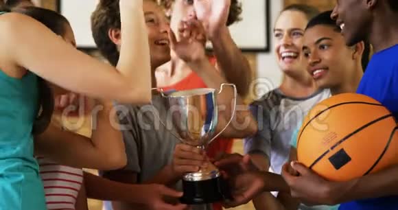 高中的孩子在篮球场上拿奖杯的时候拿着高五视频的预览图