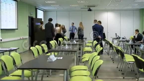 人们走进教室准备接受商业培训视频的预览图